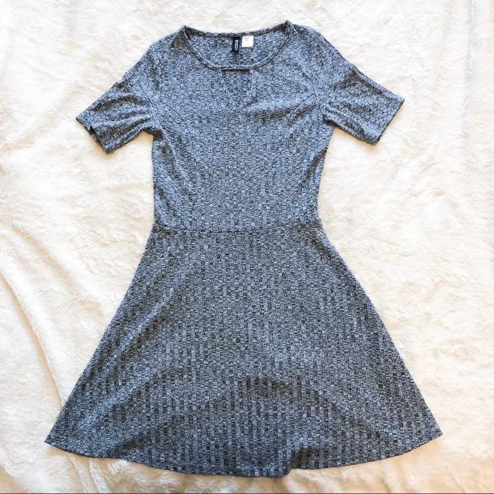 🌹H&M  Gray Keyhole Skater Dress